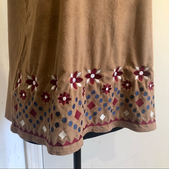 Summer Top with Embroidered Details🌸🌸🌸 - Picture 6 of 8